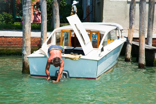 Reparación del barco en el día de verano en Venecia, Italia —  Fotos de Stock