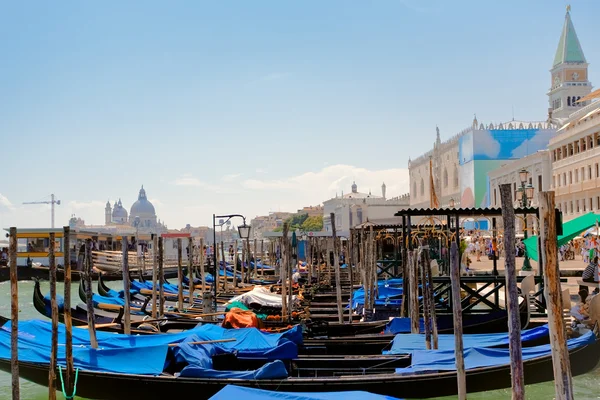 Gondoler nära piazza san marco i Venedig — Stockfoto