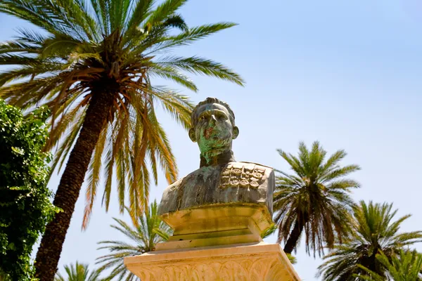 Gamla brons byst under palmerna — Stockfoto