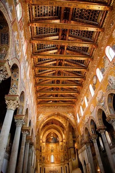 Gouden geschilderd plafond van monreale kathedraal — Stockfoto