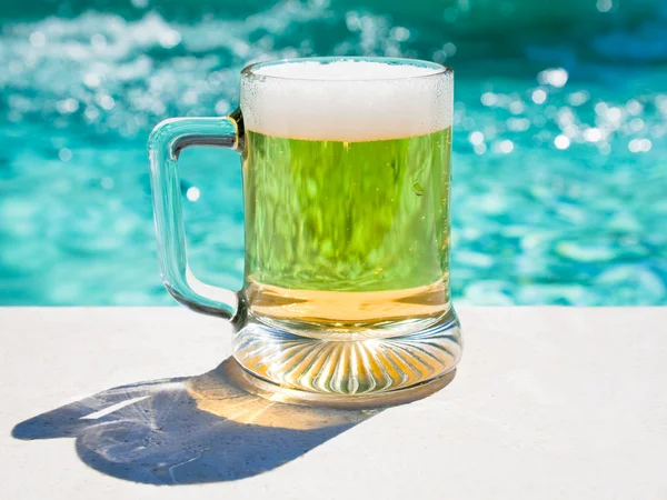 Glass of cold beer in hot summer day — Stock Photo, Image