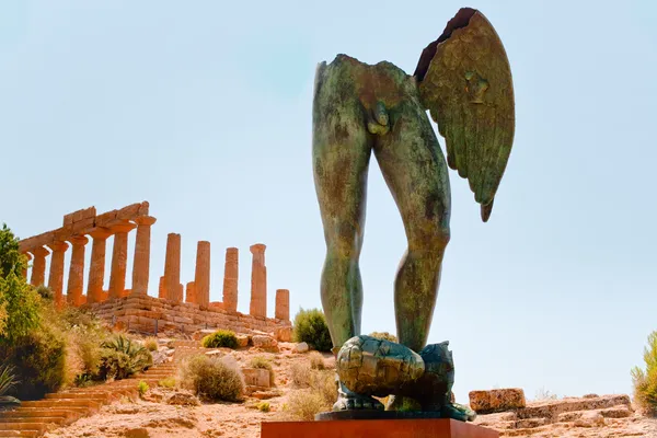 Temple of Juno and bronze statue in Valley of the Temples in Agrigento, Sic — Stock Photo, Image