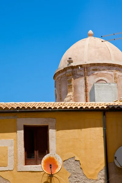 Huizen in oude gedeelte van de stad syracuse, Sicilië — Stockfoto