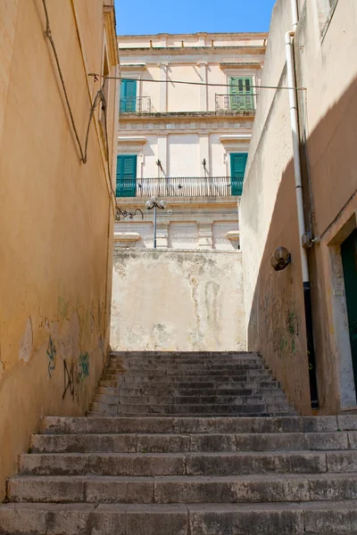 Stufen zwischen Häusern — Stockfoto