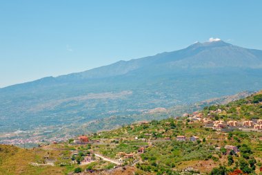 etna ve Sicilya tepeler üzerinde tarımsal bahçeleri görüntüleyin