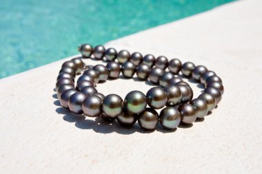 Black pearl necklace clipart