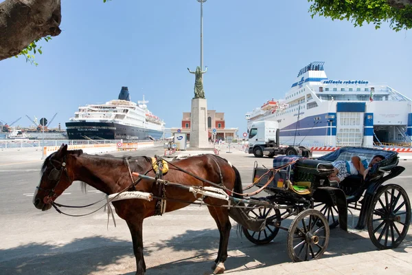 Paarden getrokken taxi in zeehaven in palermo — Stockfoto