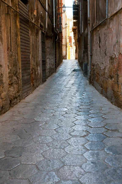 Smalle middeleeuwse steen straat in oude palermo, Sicilië — Stockfoto