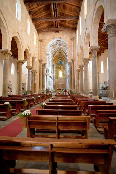 Inre av den medeltida katedralen i cefalu, Sicilien, Italien — Stockfoto