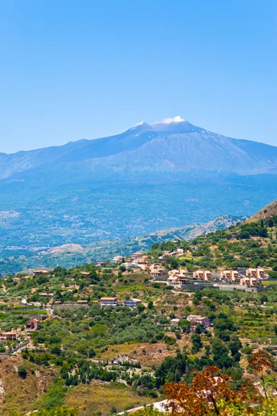 Вид на вулкан Етна і сади в Сицилії — стокове фото