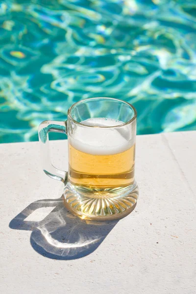 Üveg hideg sört forró nyári napon a medence fedélzeten — Stock Fotó