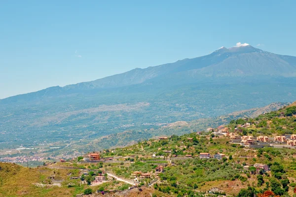 Uitzicht op etna en landbouw tuinen op Siciliaanse heuvels — Stockfoto