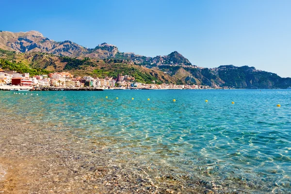 Vista para Taormina e Gardini Praia de Naxos, Sicília — Fotografia de Stock