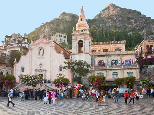 Evening on central square in Taormina, Sicily — Stock Photo, Image