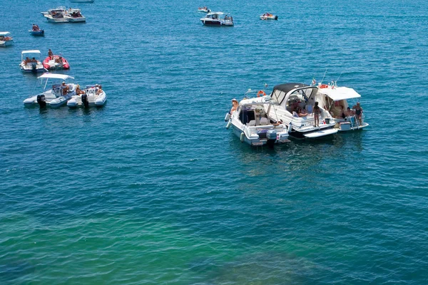 Tan na jachtach w pobliżu miejski nabrzeże w syracuse — Zdjęcie stockowe