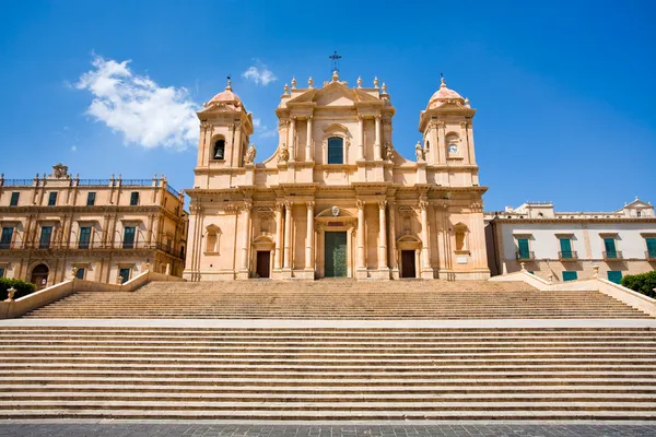 Katedrála v pozdně barokním stylu města Noto, Sicílie, Itálie — Stock fotografie