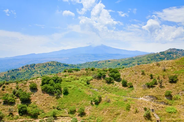 Vista sull'Etna e sulle verdi colline siciliane nella giornata estiva — Foto Stock