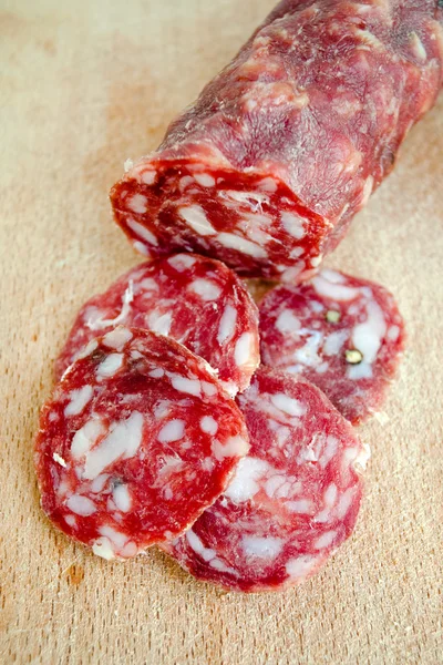Нарезанная итальянская колбаса — стоковое фото