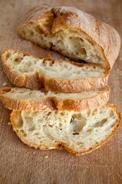 나무 보드에 직접 만든 빵을 슬라이스 — 스톡 사진