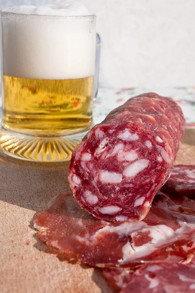 Італійська ковбаса і келих пива — стокове фото