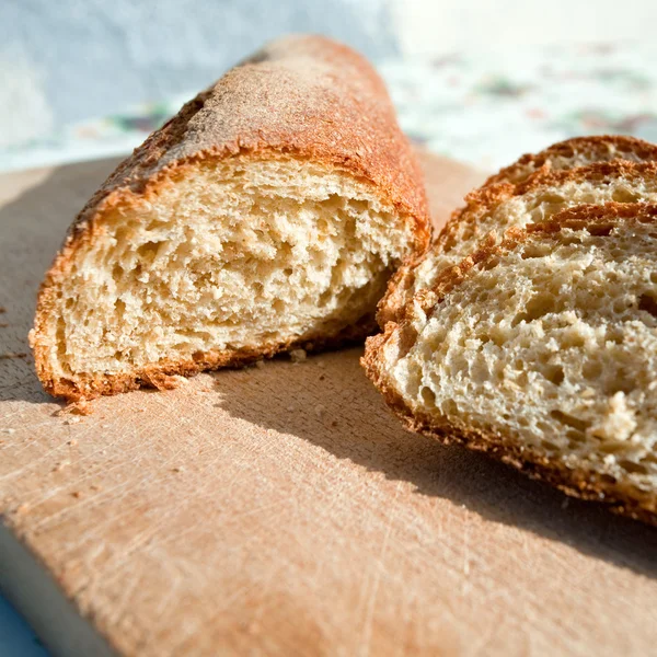 나무 보드 근접 촬영에 직접 만든 빵을 슬라이스 — 스톡 사진