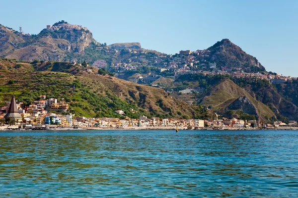 Uitzicht op taormina en gardini naxos beach, Sicilië — Stockfoto
