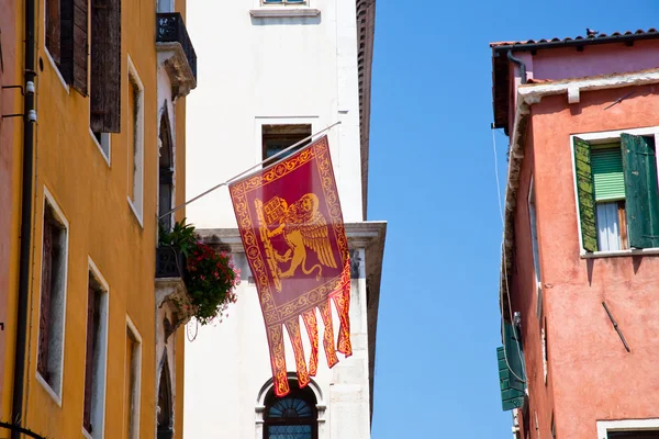 Venetiansk flagg på hus i Venedig — Stockfoto