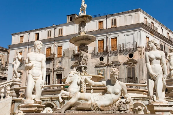 Statuen des Brunnens pretoria in Palermo, Sizilien — Stockfoto