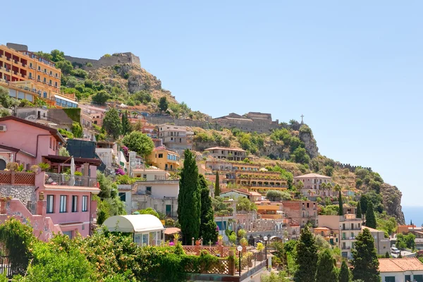 Вид на місто Таорміна від Castelmola, Сицилія — стокове фото