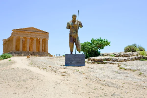青銅色の彫像とコンコルディア神殿 — ストック写真