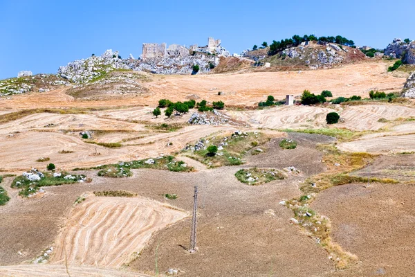 Verlaten dorp en werkte gronden in Sicilië — Stockfoto