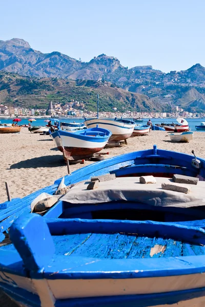 Båtar på stranden i sommardag, Sicilien — Stockfoto