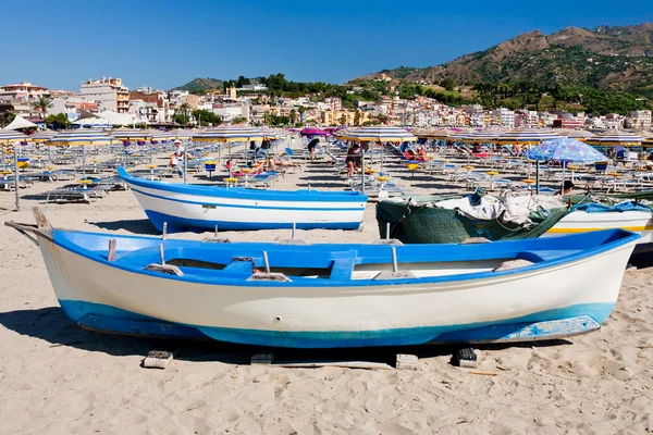 Tekneler sahilde yaz günü, Sicilya — Stok fotoğraf