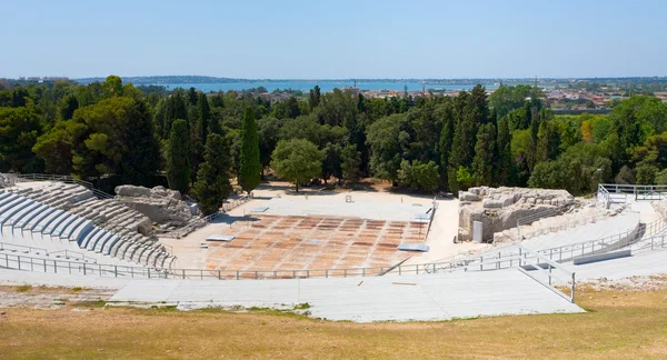 Teatro grego antigo e mar Jónico, Sicília — Fotografia de Stock