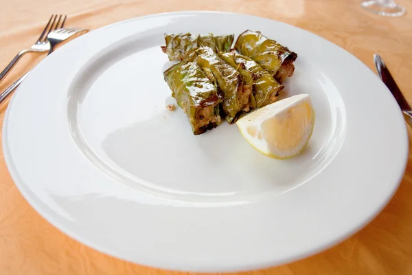 Bolas de carne en hojas de limón en el plato — Foto de Stock