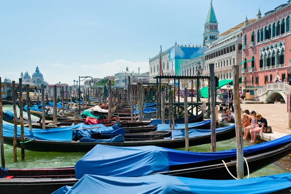 Gondoler nära piazza san marco i Venedig — Stockfoto