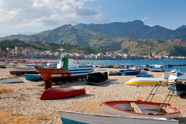 Човни на пляжі містечка Джардіні-Наксос на літній день, Сицилія — стокове фото