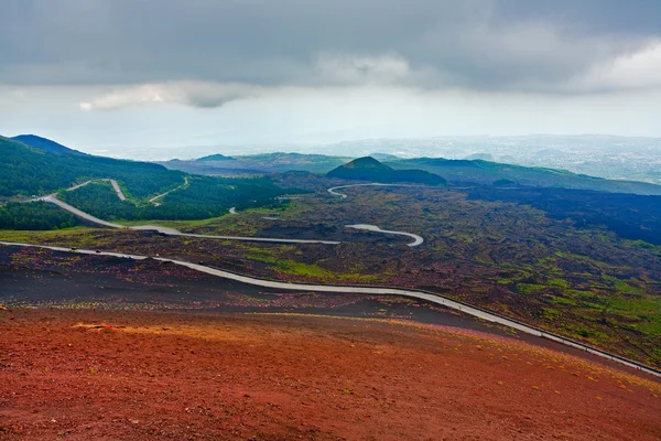 Serpentine weg op de helling van de vulkaan — Stockfoto