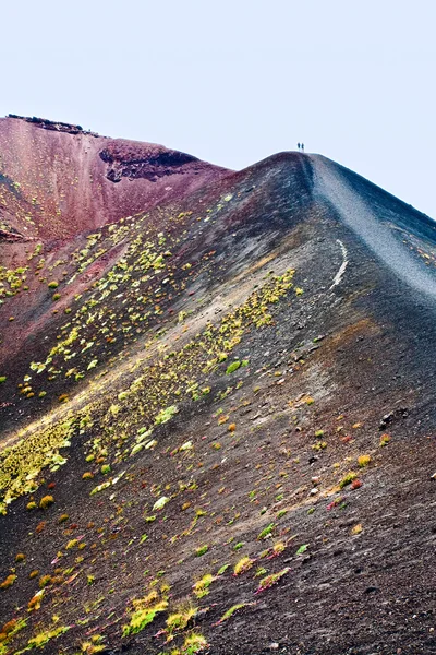 Turysta na krawędzi krateru, etna — Zdjęcie stockowe