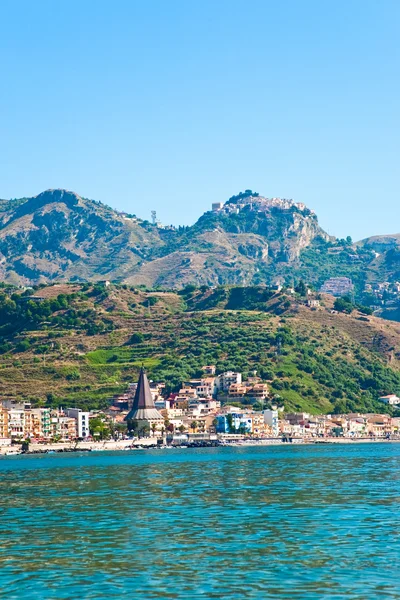 Taormina - turizm tesisi dağ ve giardini naxos beach, s görüntüleyin — Stok fotoğraf