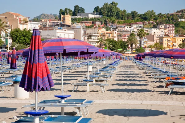 Městská pláž s pískem na Sicílii — Stock fotografie