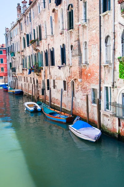 Parkerade båtar på kanalen i Venedig, Italien — Stockfoto