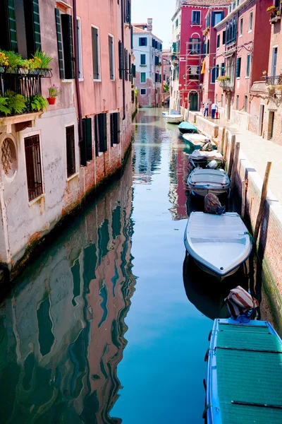 Barcos en el canal en Venecia, Italia — Foto de Stock