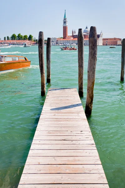 Muelle en el Canal de San Marco y vista de San Giorgio Maggiore, Venecia —  Fotos de Stock