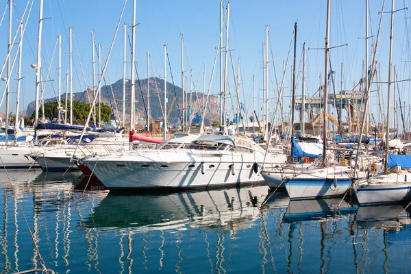 Iates e barcos em porto velho em Palermo — Fotografia de Stock