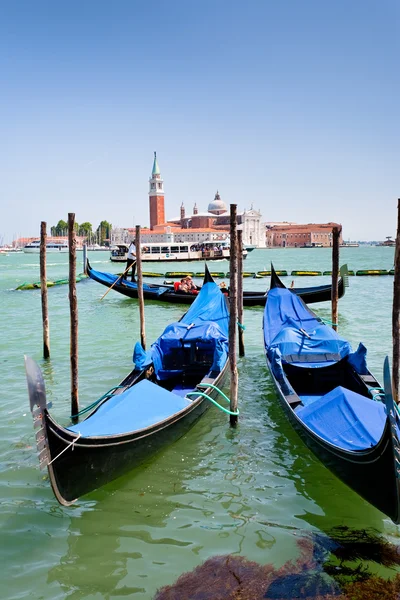 Gôndolas e vista sobre San Giorgio Maggiore em Veneza — Fotografia de Stock