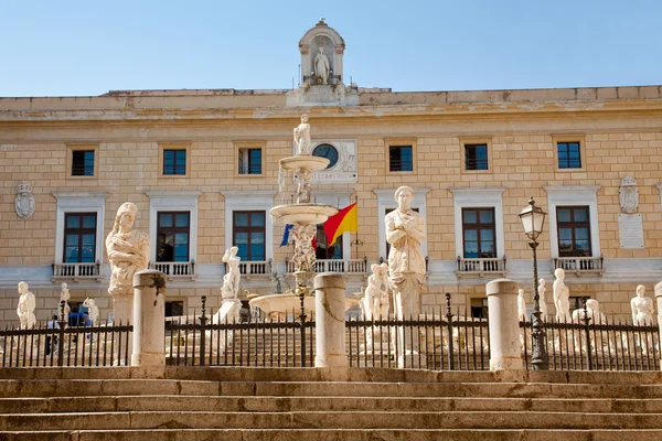 Piazza Pretoria y estatuas de la fuente Pretoria en Palermo — Foto de Stock