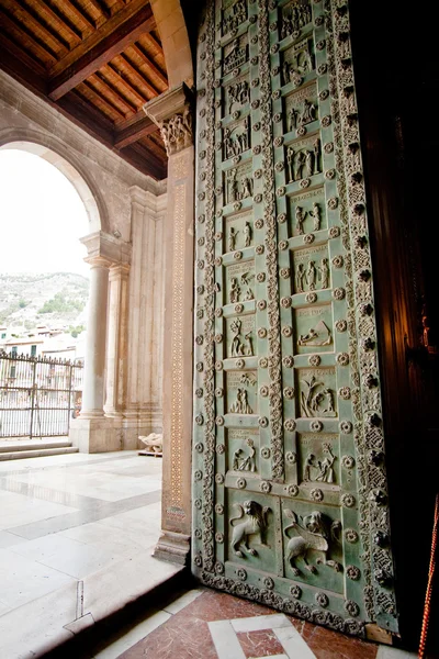 Oude norman bronzen deur in duomo di monreale — Stockfoto