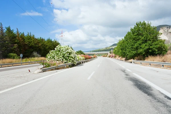 Autopista vacía en el día de verano — Foto de Stock