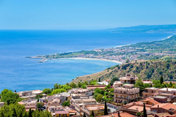 Stad taormina en resort gardini naxos op Ionische kust — Stockfoto
